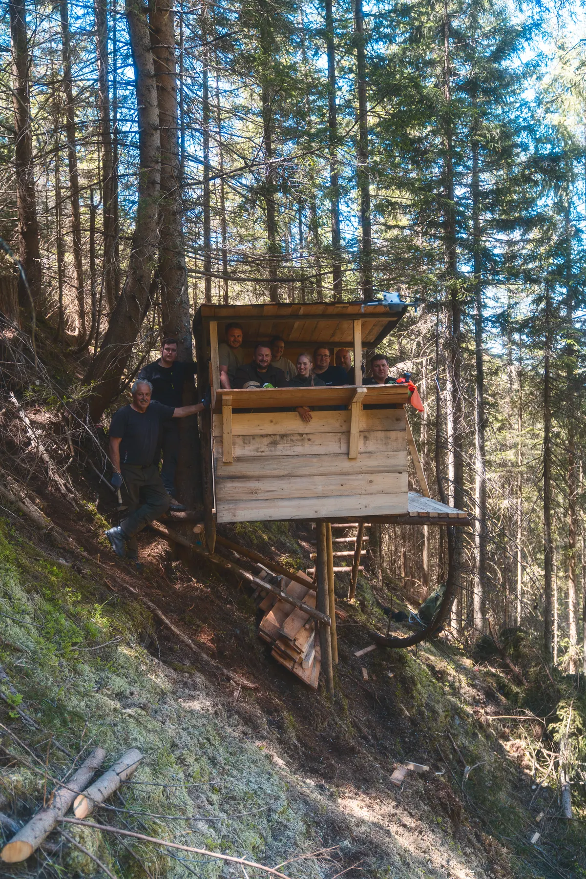 Gruppe an einem hölzernen Hochsitz beim Reviereinrichtungsbau.