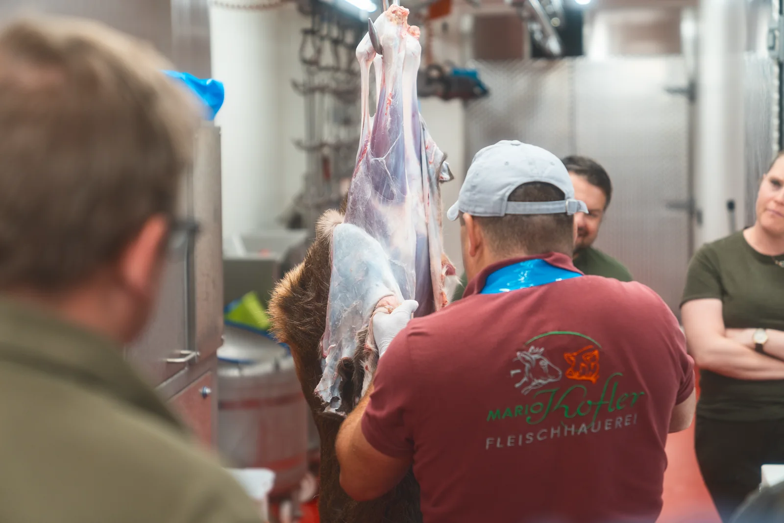 Praktische Wildbretverarbeitung bei der Fleischerei Kofler mit Teilnehmenden des Jagdkurses Leoben.