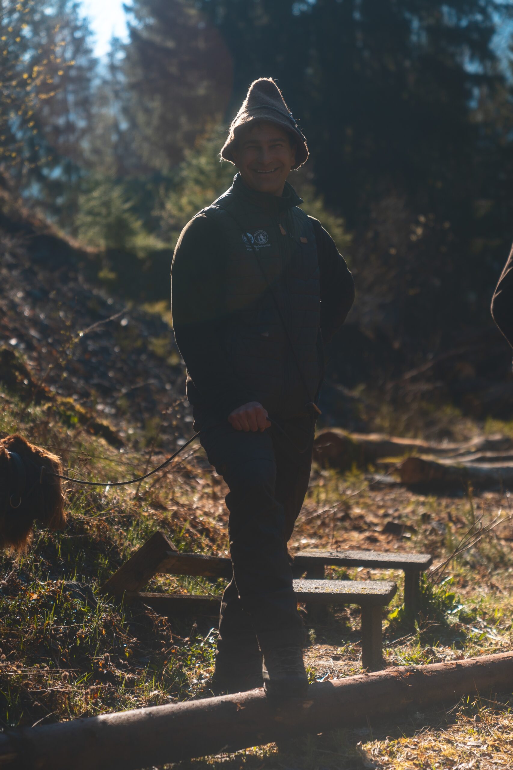 Förster Gernot Freimann beim Forsttag im Wald.