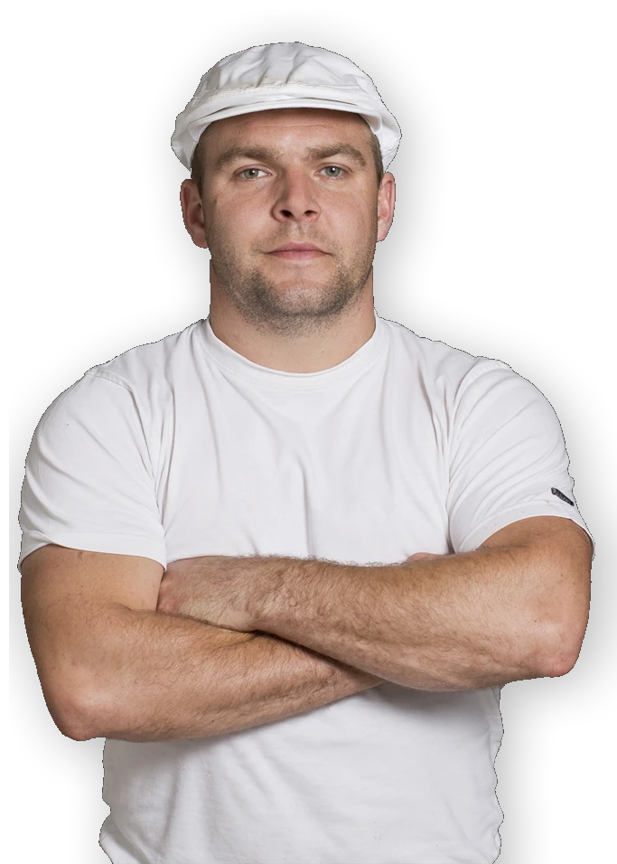 Fleischermeister Mario Kofler in weißer Berufskleidung.