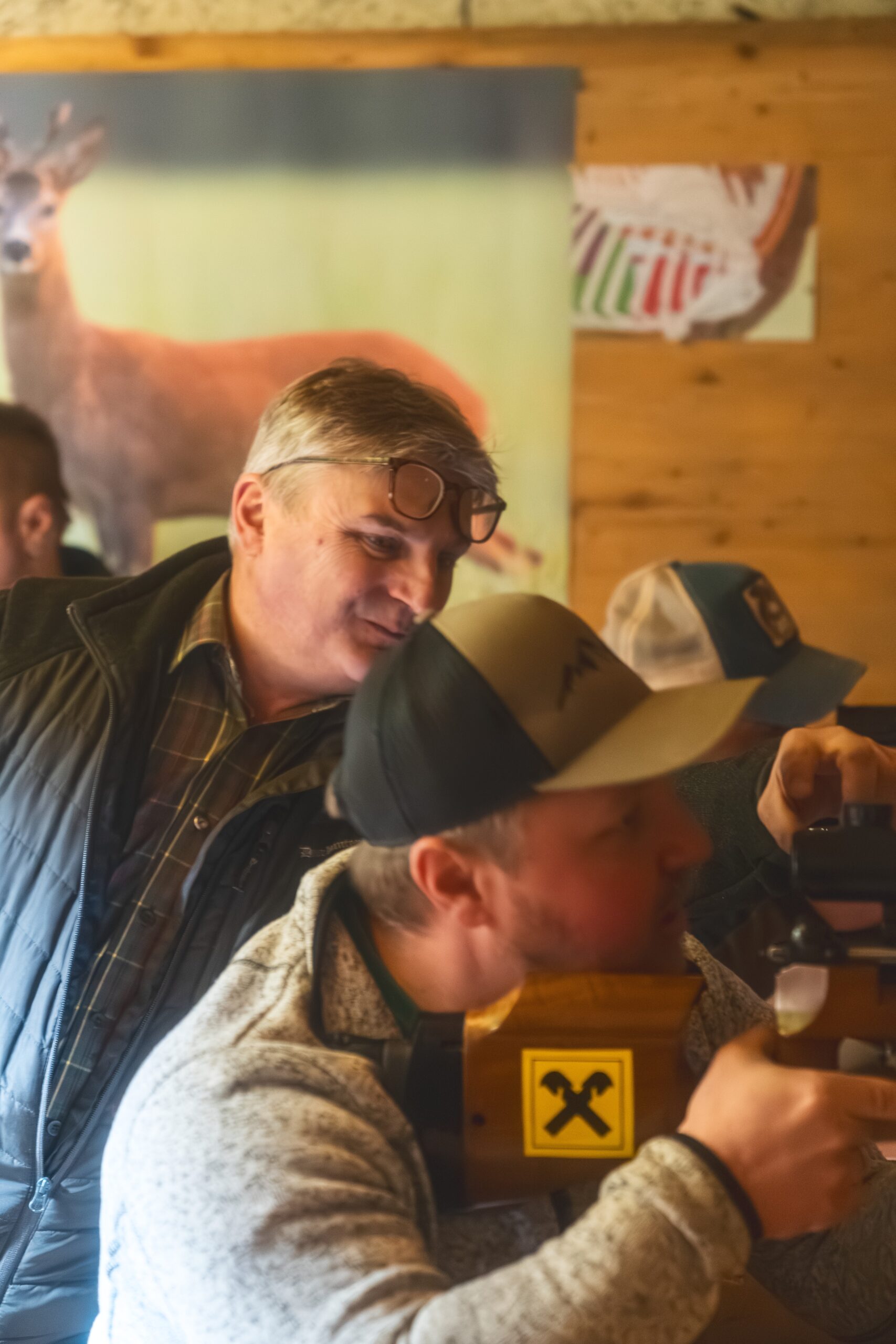Michael Pusterhofer begleitet einen Teilnehmer beim Kleinkaliberschießen.