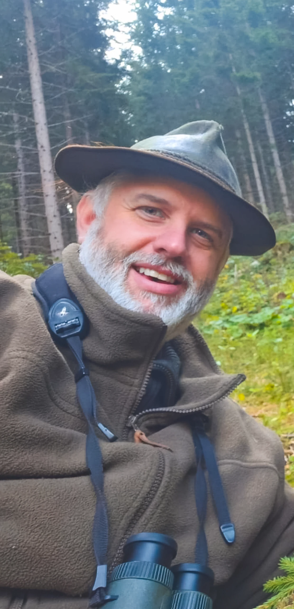 Mag. Peter Neuhold mit Jagdhut im Wald.
